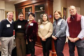 博彩网站 alumni with administration leaders at 校友 Reception